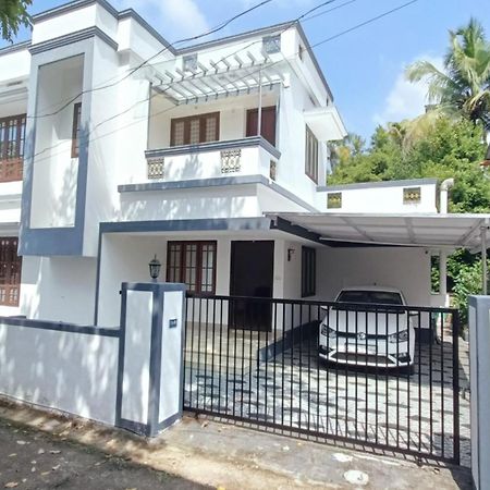 Mom'S Villa Nedumbassery Extérieur photo